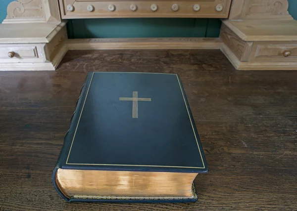 Αγία Γραφή στο γραφείο — Φωτογραφία Αρχείου