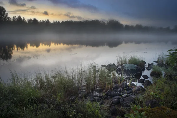 Туманное озеро — стоковое фото
