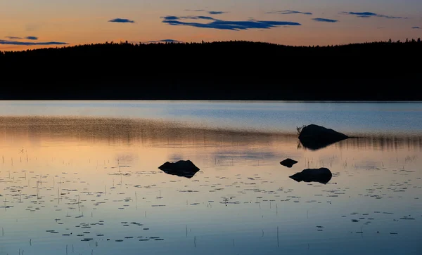 Solnedgång över en sjö — Stockfoto