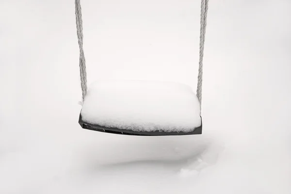 Prázdné houpačka v zimě — Stock fotografie