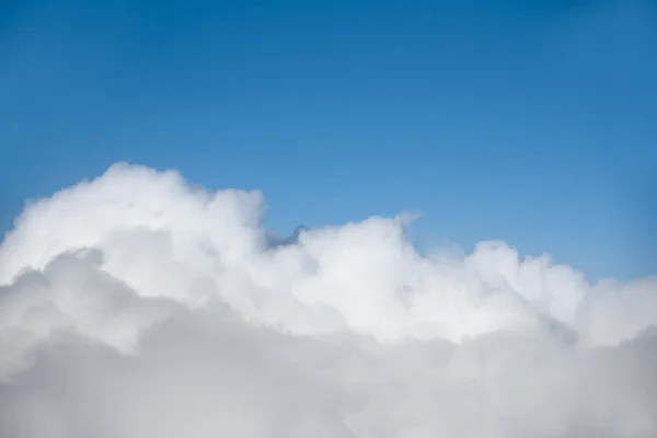 Vita fluffiga moln — Stockfoto