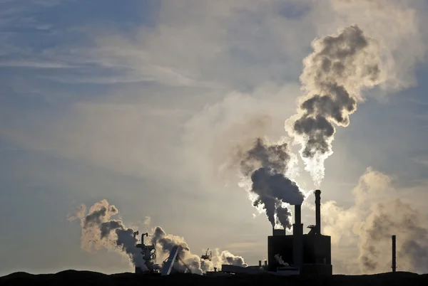 Umweltverschmutzende Fabrik — Stockfoto