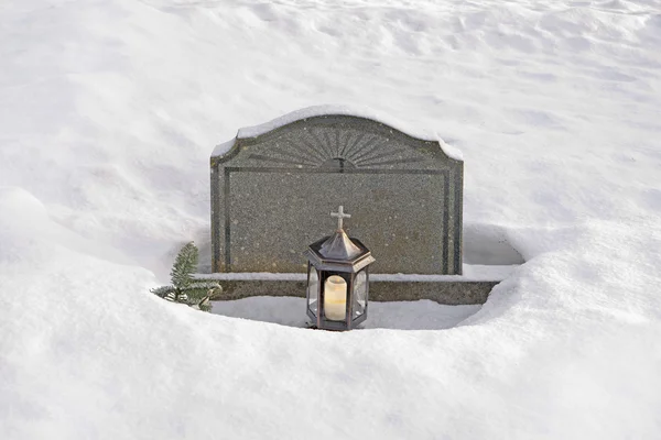 Lápida en la nieve — Foto de Stock