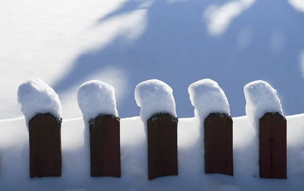 Dřevěný plot v zimě — Stock fotografie