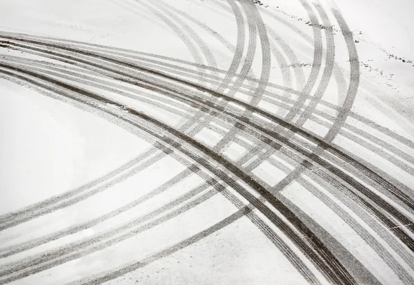 Trilhas de pneus na neve — Fotografia de Stock