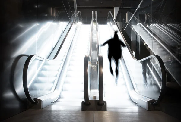 Person i rulltrappan — Stockfoto