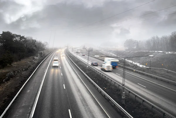 Traffico autostradale in nebbia — Foto Stock