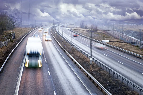 霧の中での高速道路の交通 — ストック写真