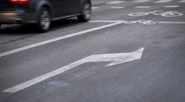 Freccia segno su asfalto — Foto Stock
