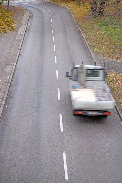 Vyzvednutí kamionu na asfaltové silnici — Stock fotografie