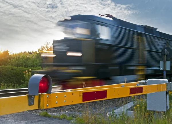Vlak na železniční přejezd — Stock fotografie