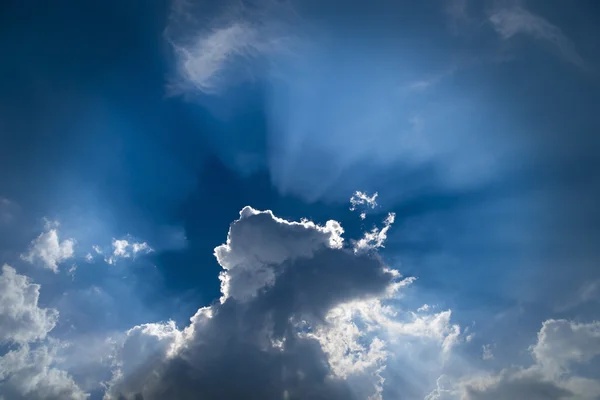 Οπίσθιο φωτισμό σύννεφα — Φωτογραφία Αρχείου
