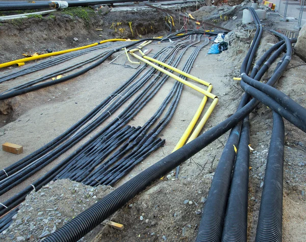 Local de construção com cabos e tubos — Fotografia de Stock