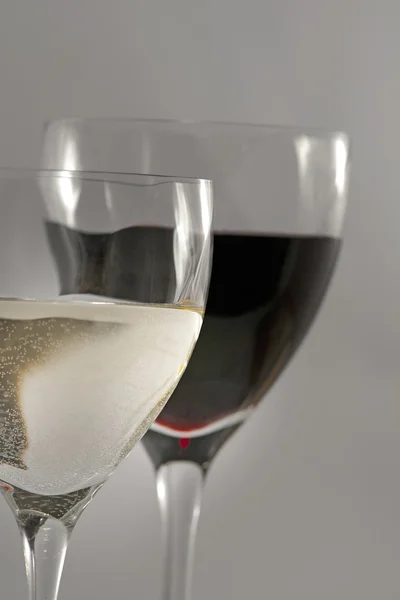 Белое и красное вино — стоковое фото