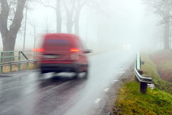 Furgoneta roja en niebla —  Fotos de Stock