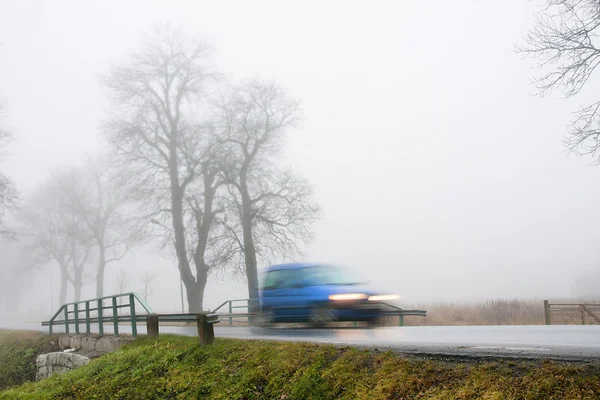 Blå bil i dimma — Stockfoto