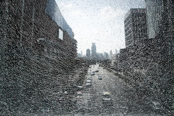 Paesaggio urbano attraverso vetri frantumati — Foto Stock