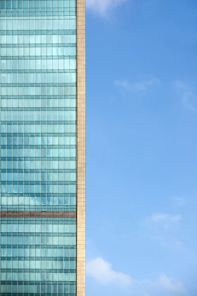 Edifício de escritórios no céu azul — Fotografia de Stock
