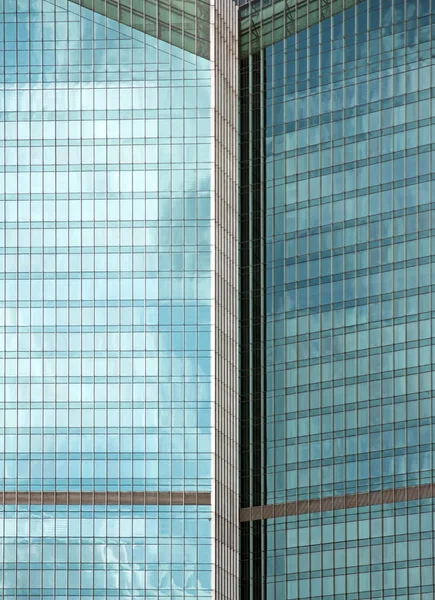 Immeuble de bureaux turquoise — Photo