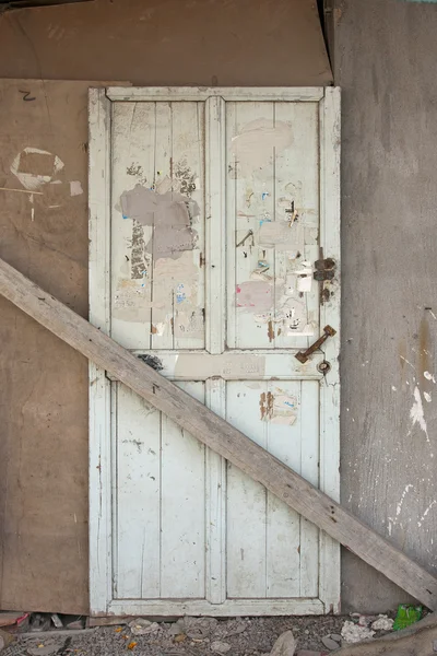 Zamknięte drzwi drewniane — Zdjęcie stockowe