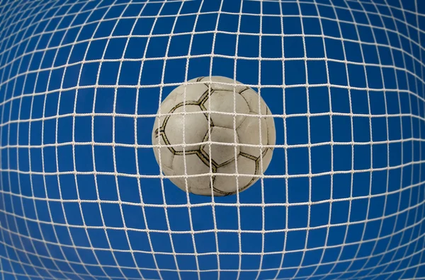 Rede de futebol com bola — Fotografia de Stock