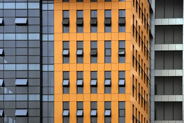Fassade eines orangen Bürogebäudes — Stockfoto