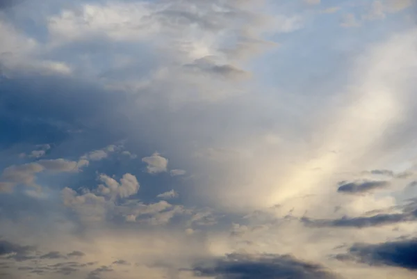 Obloha s nadýchanými couds — Stock fotografie