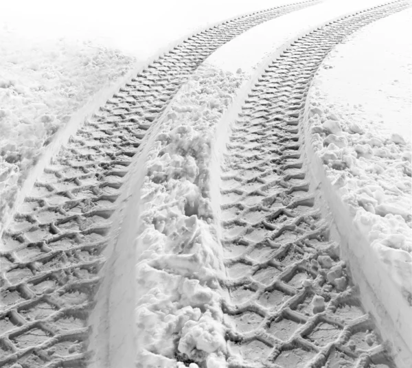 Ślady opon w śniegu — Zdjęcie stockowe