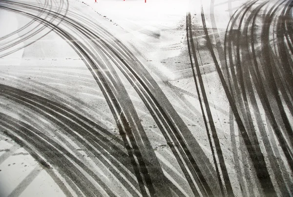 Band tracks op asfalt — Stockfoto