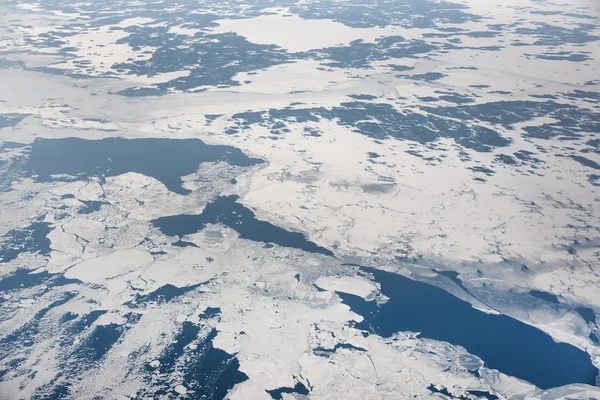 Море со льдом сверху — стоковое фото
