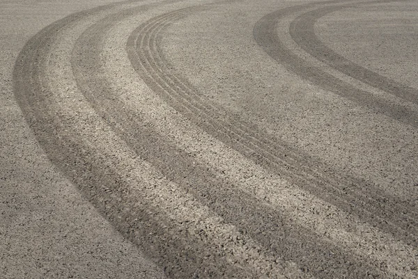 Faixas de pneus no asfalto — Fotografia de Stock