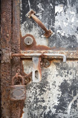 paslı metal kapı