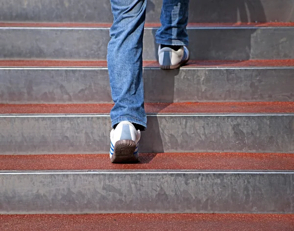 Un homme monte un escalier. — Photo