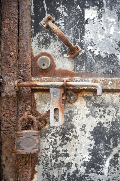 Zardzewiały drzwi metalowe — Zdjęcie stockowe