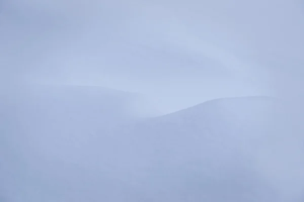 雪の表面の青色の背景 — ストック写真