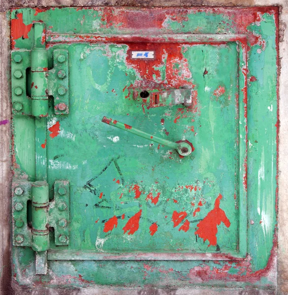 Porta de metal verde manchado — Fotografia de Stock