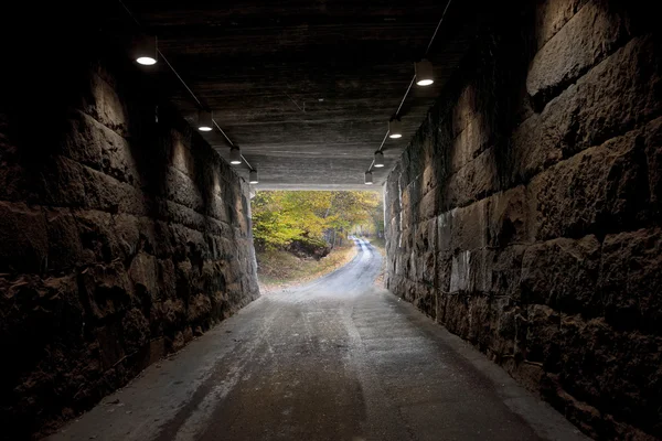Узкий тоннель — стоковое фото