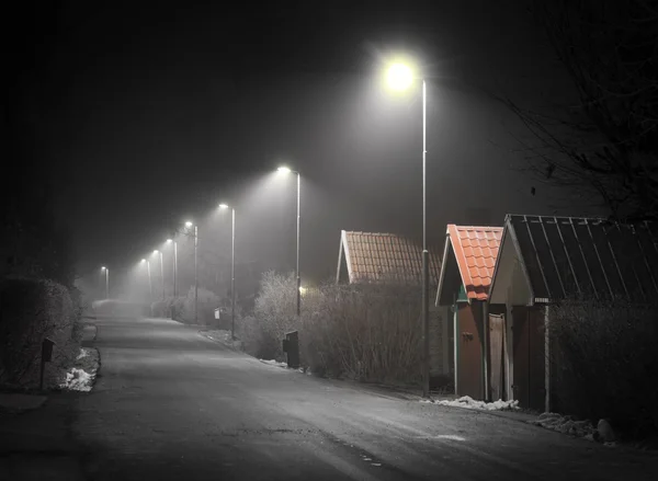 Προάστιο δρόμου στην ομίχλη — Φωτογραφία Αρχείου