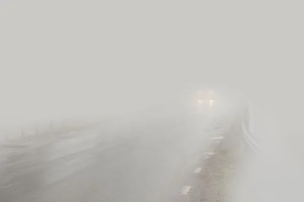 Αυτοκίνητο στην ομίχλη — Φωτογραφία Αρχείου