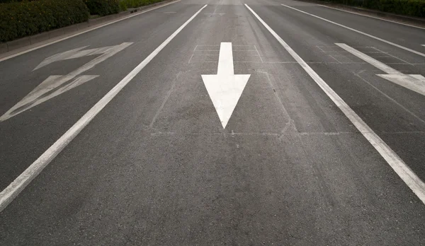 道路上の矢印記号 — ストック写真