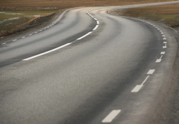 Estrada de asfalto sinuosa — Fotografia de Stock