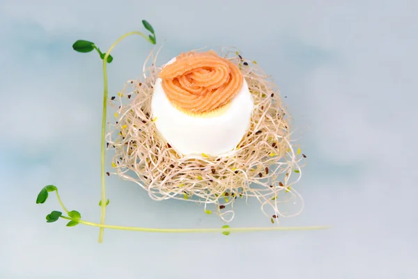 Uovo sodo singolo con caviale in cima — Foto Stock