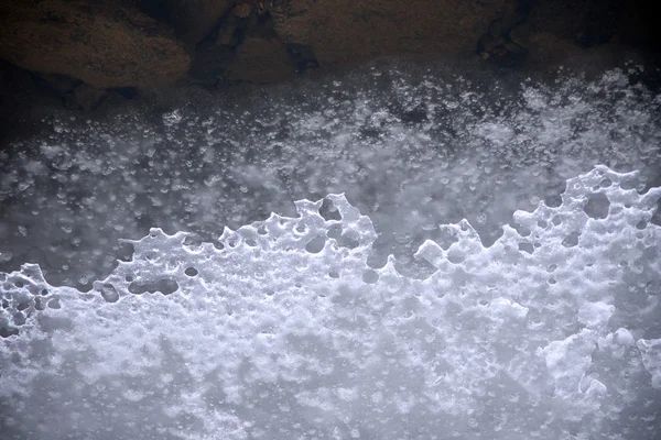 Smältande is i en sjö — Stockfoto