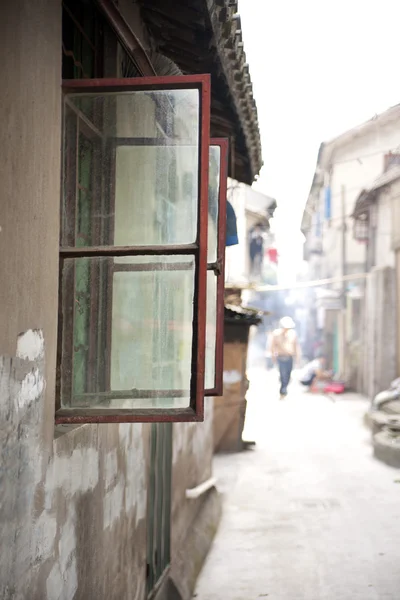 Otworzyć windows przy ulicy chiński — Zdjęcie stockowe