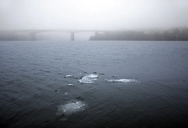 湖の氷を溶かす — ストック写真