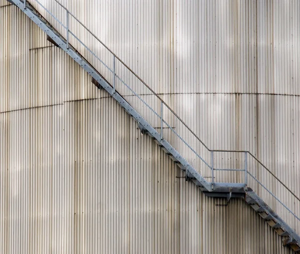 Escadas em silo de óleo — Fotografia de Stock