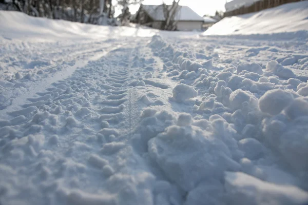 Pistas de neumáticos en la nieve — Foto de Stock