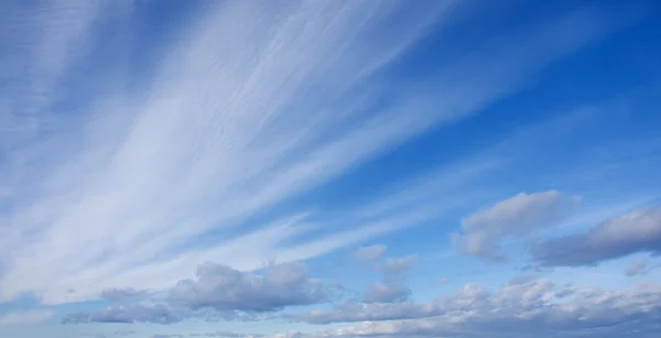 Modrá obloha s bílými nadýchanými mraky — Stock fotografie