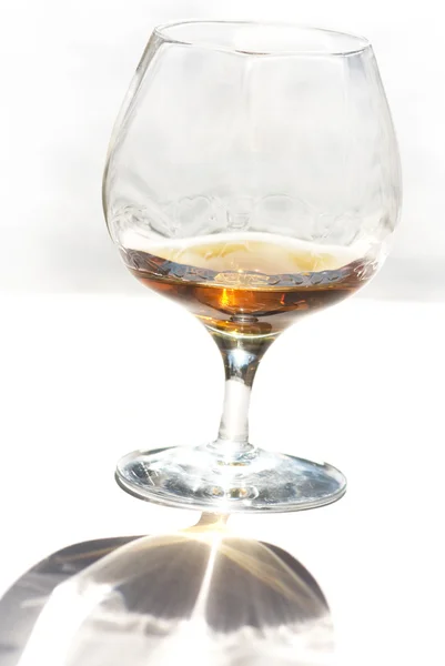 Um copo de cristal de conhaque — Fotografia de Stock