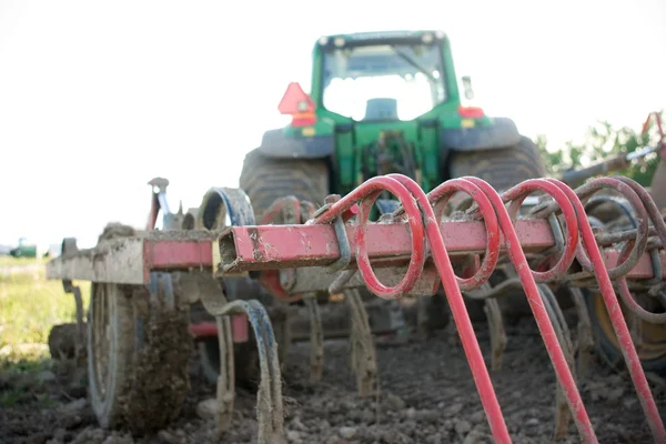 A traktorok a szántás — Stock Fotó